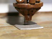Carica l&#39;immagine nel visualizzatore di Gallery, vecchia statua indiana raffigurante guardiano sikh in legno di teak inciso, lavorata artigianalmente con basamento. toglieno dil basamento si può appendere a parete. databile anni 50/60 india, Rajasthan    disponibili altri modelli per info contattare watshapp 0039 3338778241 mail info@etniko.it facebook/ instagram/ etsy : etnikobycrosato