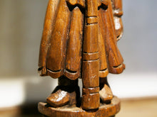Carica l&#39;immagine nel visualizzatore di Gallery, vecchia statua indiana raffigurante guardiano sikh in legno di teak inciso, lavorata artigianalmente con basamento. toglieno dil basamento si può appendere a parete. databile anni 50/60 india, Rajasthan    disponibili altri modelli per info contattare watshapp 0039 3338778241 mail info@etniko.it facebook/ instagram/ etsy : etnikobycrosato
