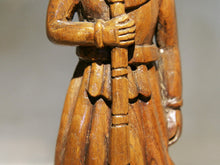 Carica l&#39;immagine nel visualizzatore di Gallery, vecchia statua indiana raffigurante guardiano sikh in legno di teak inciso, lavorata artigianalmente con basamento. toglieno dil basamento si può appendere a parete. databile anni 50/60 india, Rajasthan    disponibili altri modelli per info contattare watshapp 0039 3338778241 mail info@etniko.it facebook/ instagram/ etsy : etnikobycrosato