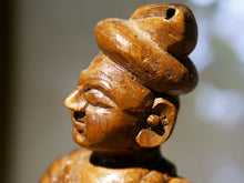 Carica l&#39;immagine nel visualizzatore di Gallery, vecchia statua indiana raffigurante guardiano sikh in legno di teak inciso, lavorata artigianalmente con basamento. toglieno dil basamento si può appendere a parete. databile anni 50/60 india, Rajasthan    disponibili altri modelli per info contattare watshapp 0039 3338778241 mail info@etniko.it facebook/ instagram/ etsy : etnikobycrosato