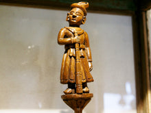 Carica l&#39;immagine nel visualizzatore di Gallery, vecchia statua indiana raffigurante guardiano sikh in legno di teak inciso, lavorata artigianalmente con basamento. toglieno dil basamento si può appendere a parete. databile anni 50/60 india, Rajasthan    disponibili altri modelli per info contattare watshapp 0039 3338778241 mail info@etniko.it facebook/ instagram/ etsy : etnikobycrosato