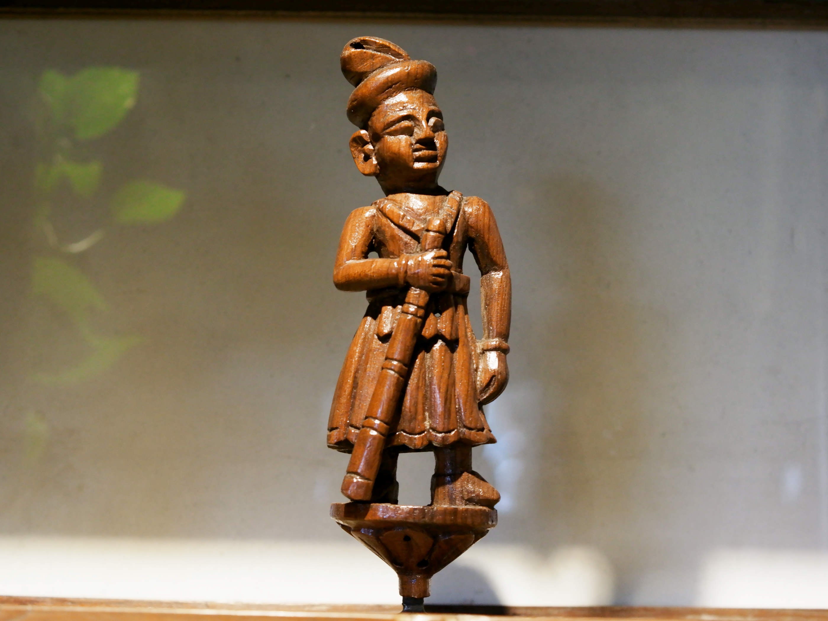 vecchia statua indiana raffigurante guardiano sikh in legno di teak inciso, lavorata artigianalmente con basamento. toglieno dil basamento si può appendere a parete. databile anni 50/60 india, Rajasthan    disponibili altri modelli per info contattare watshapp 0039 3338778241 mail info@etniko.it facebook/ instagram/ etsy : etnikobycrosato