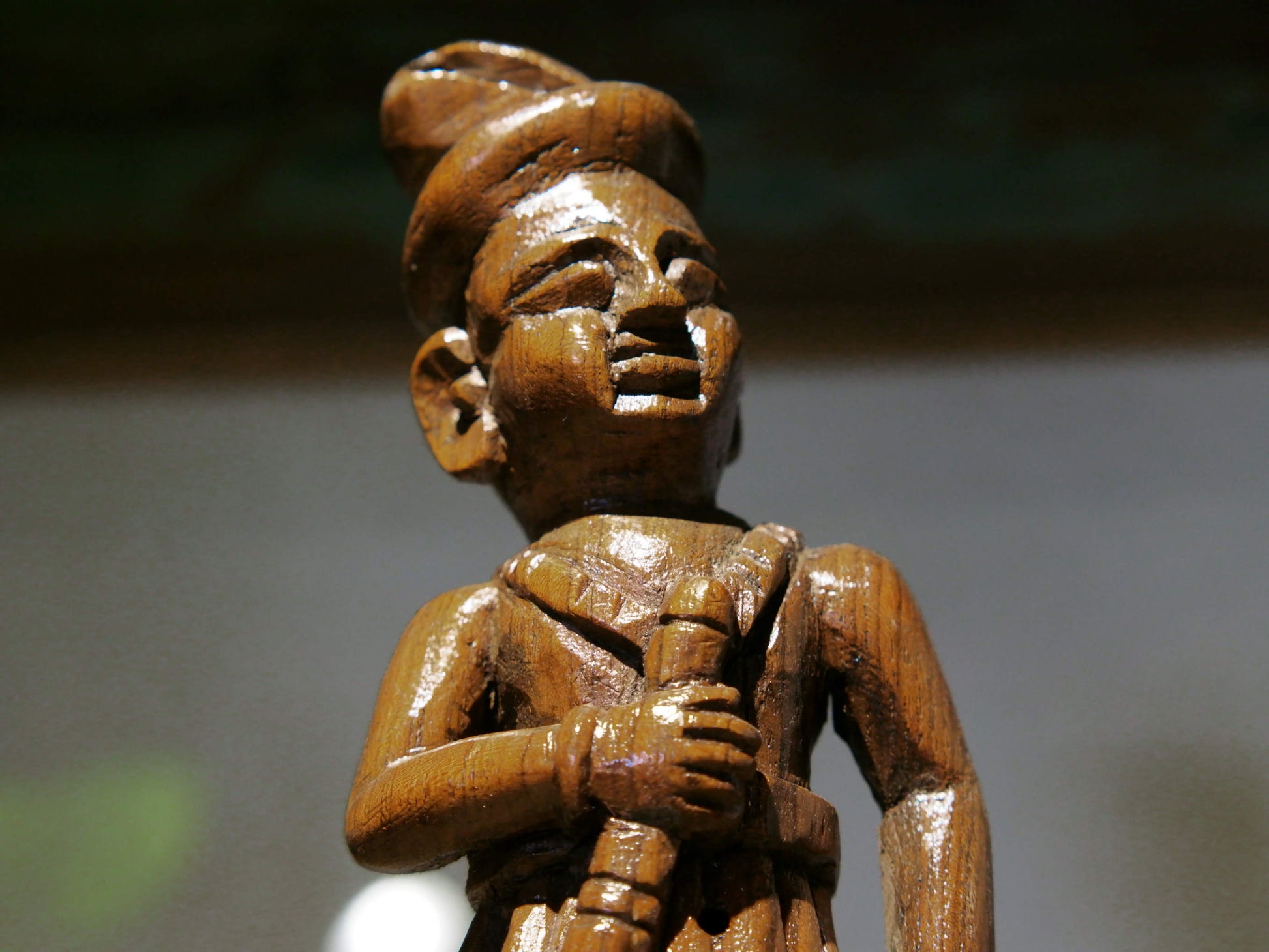 vecchia statua indiana raffigurante guardiano sikh in legno di teak inciso, lavorata artigianalmente con basamento. toglieno dil basamento si può appendere a parete. databile anni 50/60 india, Rajasthan    disponibili altri modelli per info contattare watshapp 0039 3338778241 mail info@etniko.it facebook/ instagram/ etsy : etnikobycrosato