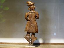 Carica l&#39;immagine nel visualizzatore di Gallery, vecchia statua indiana raffigurante guardiano sikh in legno di teak inciso, lavorata artigianalmente con basamento. toglieno dil basamento si può appendere a parete. databile anni 50/60 india, Rajasthan    disponibili altri modelli per info contattare watshapp 0039 3338778241 mail info@etniko.it facebook/ instagram/ etsy : etnikobycrosato