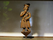 Carica l&#39;immagine nel visualizzatore di Gallery, vecchia statua indiana raffigurante guardiano sikh in legno di teak inciso, lavorata artigianalmente con basamento. toglieno dil basamento si può appendere a parete. databile anni 50/60 india, Rajasthan    disponibili altri modelli per info contattare watshapp 0039 3338778241 mail info@etniko.it facebook/ instagram/ etsy : etnikobycrosato