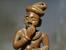 Carica l&#39;immagine nel visualizzatore di Gallery, vecchia statua indiana raffigurante guardiano sikh in legno di teak inciso, lavorata artigianalmente con basamento. toglieno dil basamento si può appendere a parete. databile anni 50/60 india, Rajasthan    disponibili altri modelli per info contattare watshapp 0039 3338778241 mail info@etniko.it facebook/ instagram/ etsy : etnikobycrosato
