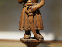 Carica l&#39;immagine nel visualizzatore di Gallery, vecchia statua indiana raffigurante guardiano sikh in legno di teak inciso, lavorata artigianalmente con basamento. toglieno dil basamento si può appendere a parete. databile anni 50/60 india, Rajasthan    disponibili altri modelli per info contattare watshapp 0039 3338778241 mail info@etniko.it facebook/ instagram/ etsy : etnikobycrosato