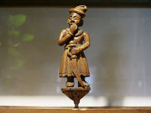 Carica l&#39;immagine nel visualizzatore di Gallery, vecchia statua indiana raffigurante guardiano sikh in legno di teak inciso, lavorata artigianalmente con basamento. toglieno dil basamento si può appendere a parete. databile anni 50/60 india, Rajasthan    disponibili altri modelli per info contattare watshapp 0039 3338778241 mail info@etniko.it facebook/ instagram/ etsy : etnikobycrosato