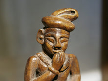 Carica l&#39;immagine nel visualizzatore di Gallery, vecchia statua indiana raffigurante guardiano sikh in legno di teak inciso, lavorata artigianalmente con basamento. toglieno dil basamento si può appendere a parete. databile anni 50/60 india, Rajasthan    disponibili altri modelli per info contattare watshapp 0039 3338778241 mail info@etniko.it facebook/ instagram/ etsy : etnikobycrosato