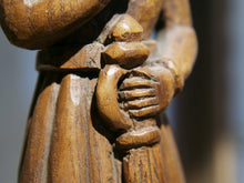 Carica l&#39;immagine nel visualizzatore di Gallery, vecchia statua indiana raffigurante guardiano sikh in legno di teak inciso, lavorata artigianalmente con basamento. toglieno dil basamento si può appendere a parete. databile anni 50/60 india, Rajasthan    disponibili altri modelli per info contattare watshapp 0039 3338778241 mail info@etniko.it facebook/ instagram/ etsy : etnikobycrosato