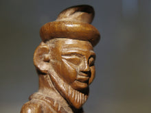 Carica l&#39;immagine nel visualizzatore di Gallery, vecchia statua indiana raffigurante guardiano sikh in legno di teak inciso, lavorata artigianalmente con basamento. toglieno dil basamento si può appendere a parete. databile anni 50/60 india, Rajasthan    disponibili altri modelli per info contattare watshapp 0039 3338778241 mail info@etniko.it facebook/ instagram/ etsy : etnikobycrosato
