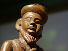 Carica l&#39;immagine nel visualizzatore di Gallery, vecchia statua indiana raffigurante guardiano sikh in legno di teak inciso, lavorata artigianalmente con basamento. toglieno dil basamento si può appendere a parete. databile anni 50/60 india, Rajasthan    disponibili altri modelli per info contattare watshapp 0039 3338778241 mail info@etniko.it facebook/ instagram/ etsy : etnikobycrosato