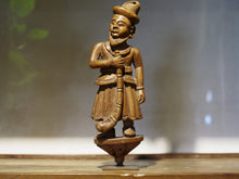 Carica l&#39;immagine nel visualizzatore di Gallery, vecchia statua indiana raffigurante guardiano sikh in legno di teak inciso, lavorata artigianalmente con basamento. toglieno dil basamento si può appendere a parete. databile anni 50/60 india, Rajasthan    disponibili altri modelli per info contattare watshapp 0039 3338778241 mail info@etniko.it facebook/ instagram/ etsy : etnikobycrosato