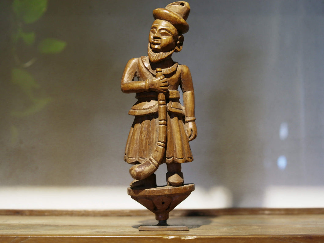 vecchia statua indiana raffigurante guardiano sikh in legno di teak inciso, lavorata artigianalmente con basamento. toglieno dil basamento si può appendere a parete. databile anni 50/60 india, Rajasthan    disponibili altri modelli per info contattare watshapp 0039 3338778241 mail info@etniko.it facebook/ instagram/ etsy : etnikobycrosato