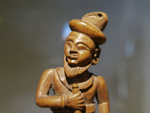 Carica l&#39;immagine nel visualizzatore di Gallery, vecchia statua indiana raffigurante guardiano sikh in legno di teak inciso, lavorata artigianalmente con basamento. toglieno dil basamento si può appendere a parete. databile anni 50/60 india, Rajasthan    disponibili altri modelli per info contattare watshapp 0039 3338778241 mail info@etniko.it facebook/ instagram/ etsy : etnikobycrosato