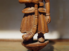 Carica l&#39;immagine nel visualizzatore di Gallery, vecchia statua indiana raffigurante guardiano sikh in legno di teak inciso, lavorata artigianalmente con basamento. toglieno dil basamento si può appendere a parete. databile anni 50/60 india, Rajasthan    disponibili altri modelli per info contattare watshapp 0039 3338778241 mail info@etniko.it facebook/ instagram/ etsy : etnikobycrosato