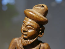 Carica l&#39;immagine nel visualizzatore di Gallery, vecchia statua indiana raffigurante guardiano sikh in legno di teak inciso, lavorata artigianalmente con basamento. toglieno dil basamento si può appendere a parete. databile anni 50/60 india, Rajasthan    disponibili altri modelli per info contattare watshapp 0039 3338778241 mail info@etniko.it facebook/ instagram/ etsy : etnikobycrosato