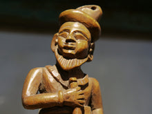 Carica l&#39;immagine nel visualizzatore di Gallery, vecchia statua indiana raffigurante guardiano sikh in legno di teak inciso, lavorata artigianalmente con basamento. toglieno dil basamento si può appendere a parete. databile anni 50/60 india, Rajasthan    disponibili altri modelli per info contattare watshapp 0039 3338778241 mail info@etniko.it facebook/ instagram/ etsy : etnikobycrosato