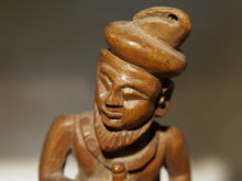 Carica l&#39;immagine nel visualizzatore di Gallery, vecchia statua indiana raffigurante guardiano sikh in legno di teak inciso, lavorata artigianalmente con basamento. toglieno dil basamento si può appendere a parete. databile anni 50/60 india, Rajasthan    disponibili altri modelli per info contattare watshapp 0039 3338778241 mail info@etniko.it facebook/ instagram/ etsy : etnikobycrosato