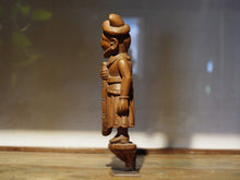 Carica l&#39;immagine nel visualizzatore di Gallery, vecchia statua indiana raffigurante guardiano sikh in legno di teak inciso, lavorata artigianalmente con basamento. toglieno dil basamento si può appendere a parete. databile anni 50/60 india, Rajasthan    disponibili altri modelli per info contattare watshapp 0039 3338778241 mail info@etniko.it facebook/ instagram/ etsy : etnikobycrosato