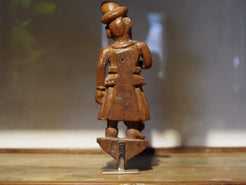 vecchia statua indiana raffigurante guardiano sikh in legno di teak inciso, lavorata artigianalmente con basamento. toglieno dil basamento si può appendere a parete. databile anni 50/60 india, Rajasthan    disponibili altri modelli per info contattare watshapp 0039 3338778241 mail info@etniko.it facebook/ instagram/ etsy : etnikobycrosato
