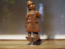 Carica l&#39;immagine nel visualizzatore di Gallery, vecchia statua indiana raffigurante guardiano sikh in legno di teak inciso, lavorata artigianalmente con basamento. toglieno dil basamento si può appendere a parete. databile anni 50/60 india, Rajasthan    disponibili altri modelli per info contattare watshapp 0039 3338778241 mail info@etniko.it facebook/ instagram/ etsy : etnikobycrosato