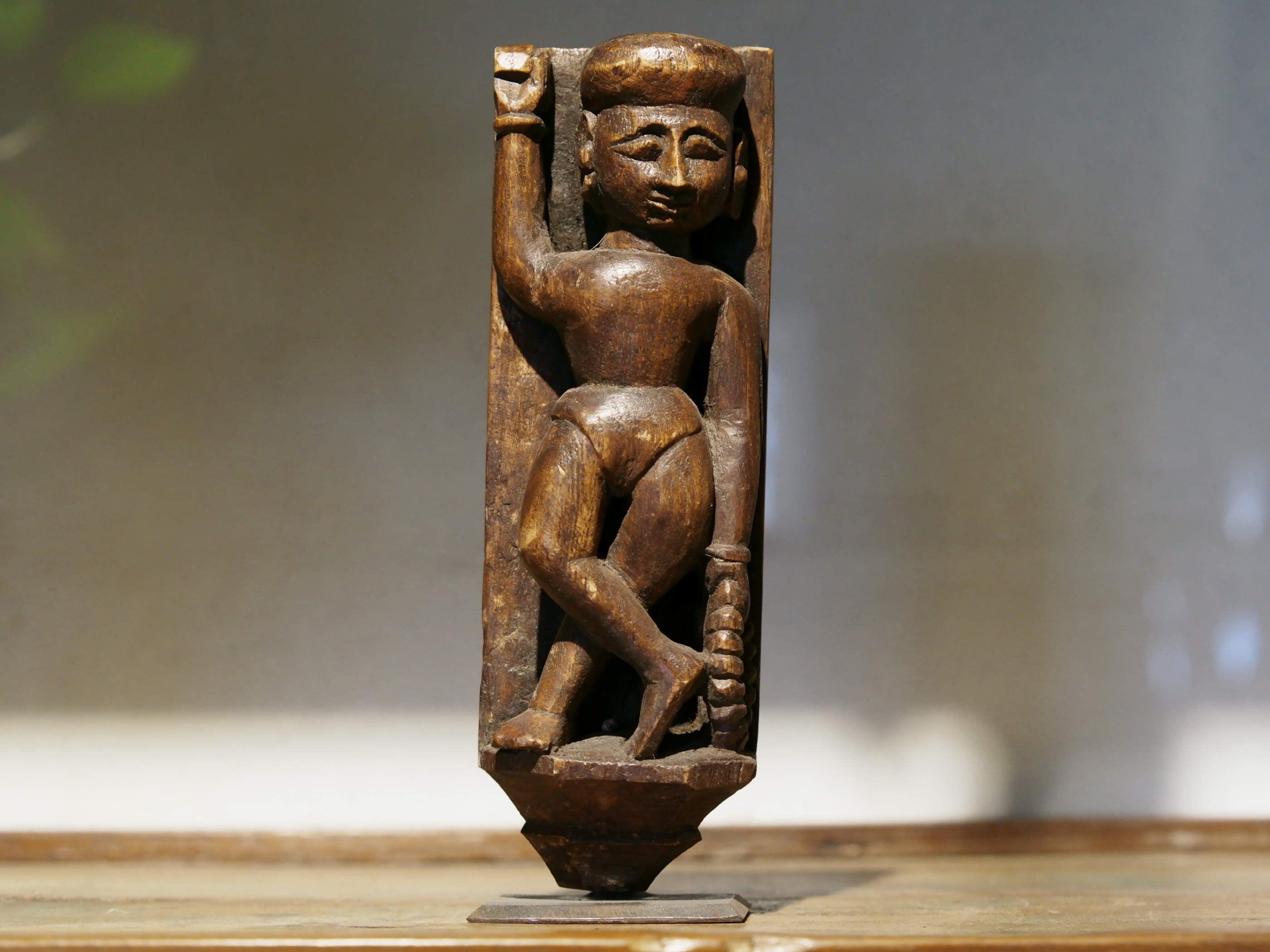 vecchia statua indiana raffigurante guardiano sikh in legno di teak inciso, lavorata artigianalmente con basamento. toglieno dil basamento si può appendere a parete. databile anni 50/60 india, Rajasthan    disponibili altri modelli per info contattare watshapp 0039 3338778241 mail info@etniko.it facebook/ instagram/ etsy : etnikobycrosato