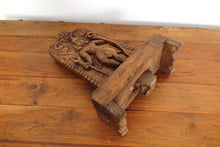 Carica l&#39;immagine nel visualizzatore di Gallery, Statua divnità indiana in legno con basamento . Tronco di teak inciso, databile metà 900, pezzo unico lavorato artigianalmente. dimensioni .  30x12h.42