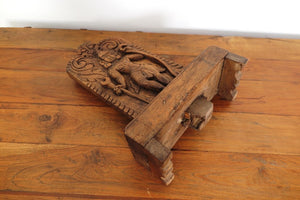 Statua divnità indiana in legno con basamento . Tronco di teak inciso, databile metà 900, pezzo unico lavorato artigianalmente. dimensioni .  30x12h.42