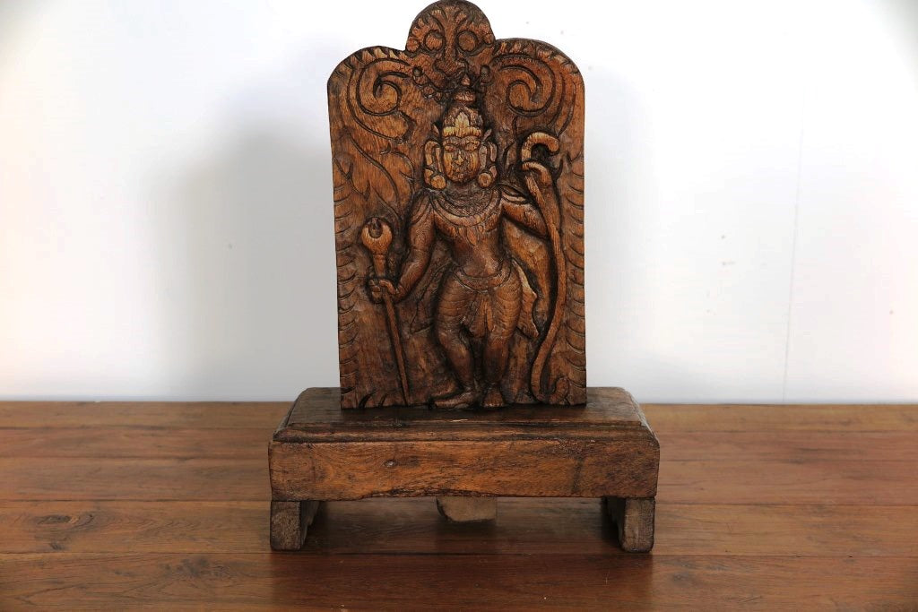 Statua divnità indiana in legno con basamento . Tronco di teak inciso, databile metà 900, pezzo unico lavorato artigianalmente. dimensioni .  30x12h.42