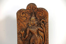 Carica l&#39;immagine nel visualizzatore di Gallery, Statua divnità indiana in legno con basamento . Tronco di teak inciso, databile metà 900, pezzo unico lavorato artigianalmente. dimensioni .  30x12h.42