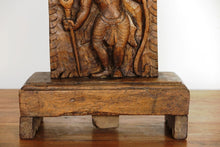 Carica l&#39;immagine nel visualizzatore di Gallery, Statua divnità indiana in legno con basamento . Tronco di teak inciso, databile metà 900, pezzo unico lavorato artigianalmente. dimensioni .  30x12h.42