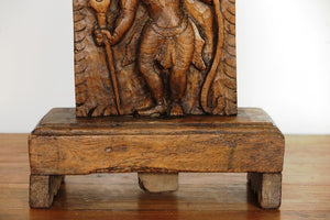 Statua divnità indiana in legno con basamento . Tronco di teak inciso, databile metà 900, pezzo unico lavorato artigianalmente. dimensioni .  30x12h.42