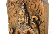 Carica l&#39;immagine nel visualizzatore di Gallery, Statua divnità indiana in legno con basamento . Tronco di teak inciso, databile metà 900, pezzo unico lavorato artigianalmente. dimensioni .  30x12h.42