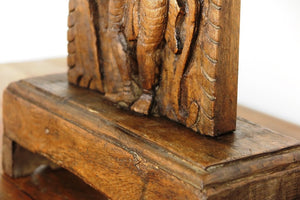 Statua divnità indiana in legno con basamento . Tronco di teak inciso, databile metà 900, pezzo unico lavorato artigianalmente. dimensioni .  30x12h.42