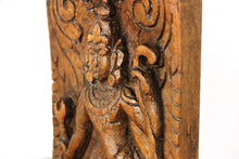 Carica l&#39;immagine nel visualizzatore di Gallery, Statua divnità indiana in legno con basamento . Tronco di teak inciso, databile metà 900, pezzo unico lavorato artigianalmente. dimensioni .  30x12h.42