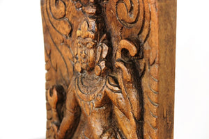 Statua divnità indiana in legno con basamento . Tronco di teak inciso, databile metà 900, pezzo unico lavorato artigianalmente. dimensioni .  30x12h.42