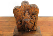 Carica l&#39;immagine nel visualizzatore di Gallery, Statua divnità indiana in legno con basamento . Tronco di teak inciso, databile metà 900, pezzo unico lavorato artigianalmente. dimensioni .  30x12h.42