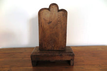 Carica l&#39;immagine nel visualizzatore di Gallery, Statua divnità indiana in legno con basamento . Tronco di teak inciso, databile metà 900, pezzo unico lavorato artigianalmente. dimensioni .  30x12h.42