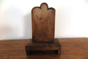 Statua divnità indiana in legno con basamento . Tronco di teak inciso, databile metà 900, pezzo unico lavorato artigianalmente. dimensioni .  30x12h.42