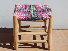 Carica l&#39;immagine nel visualizzatore di Gallery, Sedia Intrecciata Marocco. Riciclo del Cotone impiegato per l&#39;esecuzione dei tappeti boucherouite multicolor, Intrecciato su struttura in legno di cedro senza nodi. Prodotto unico ed artigianale al 100%. Dimensioni 40x40xh40cm.  disponibili altri pezzi e misure  per info o ulteriori foto 0039 3338778241 info@etniko.it www.etniko.it ig , fb pinterest etniko by crosato