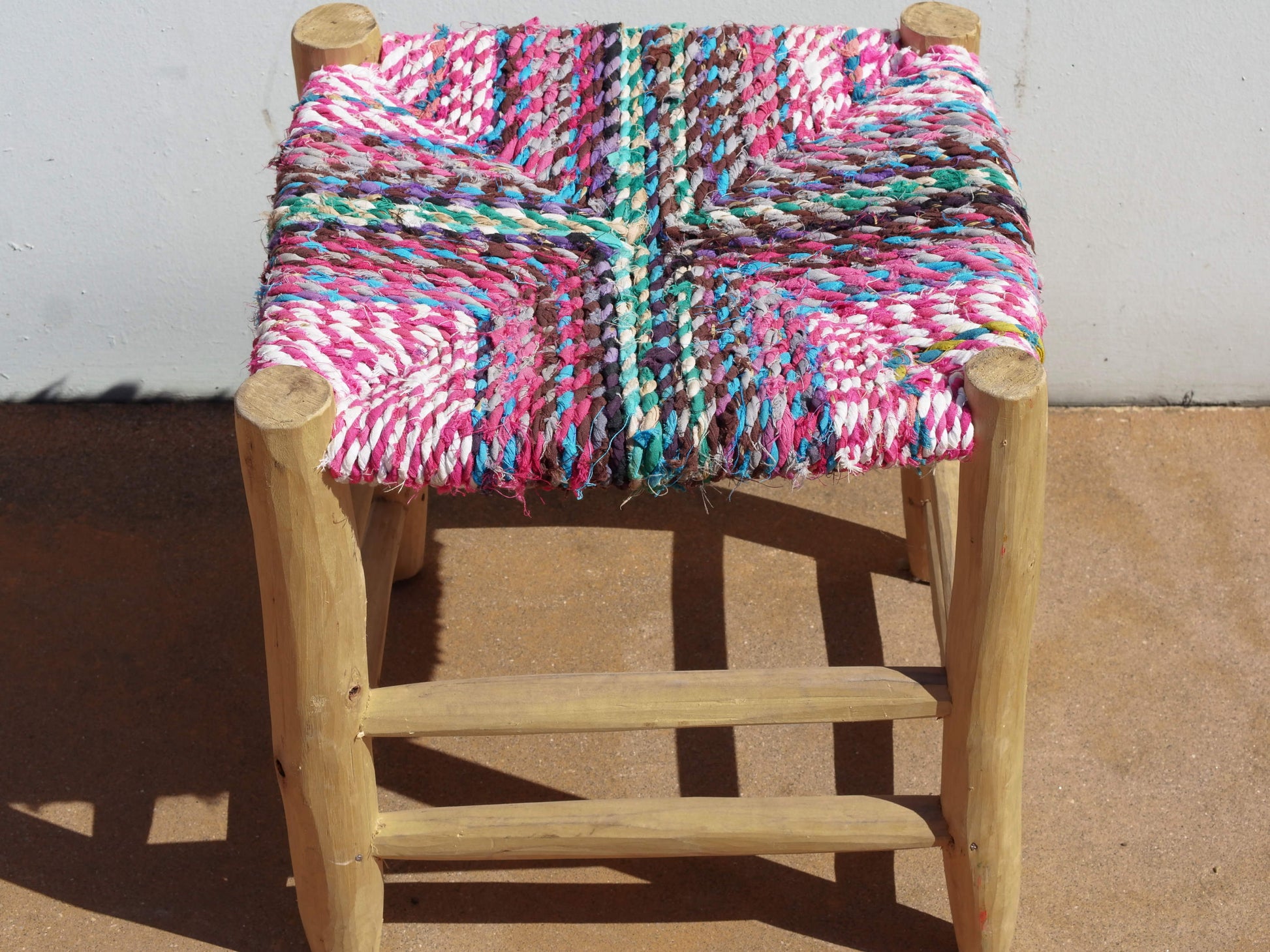Sedia Intrecciata Marocco. Riciclo del Cotone impiegato per l'esecuzione dei tappeti boucherouite multicolor, Intrecciato su struttura in legno di cedro senza nodi. Prodotto unico ed artigianale al 100%. Dimensioni 40x40xh40cm.  disponibili altri pezzi e misure  per info o ulteriori foto 0039 3338778241 info@etniko.it www.etniko.it ig , fb pinterest etniko by crosato
