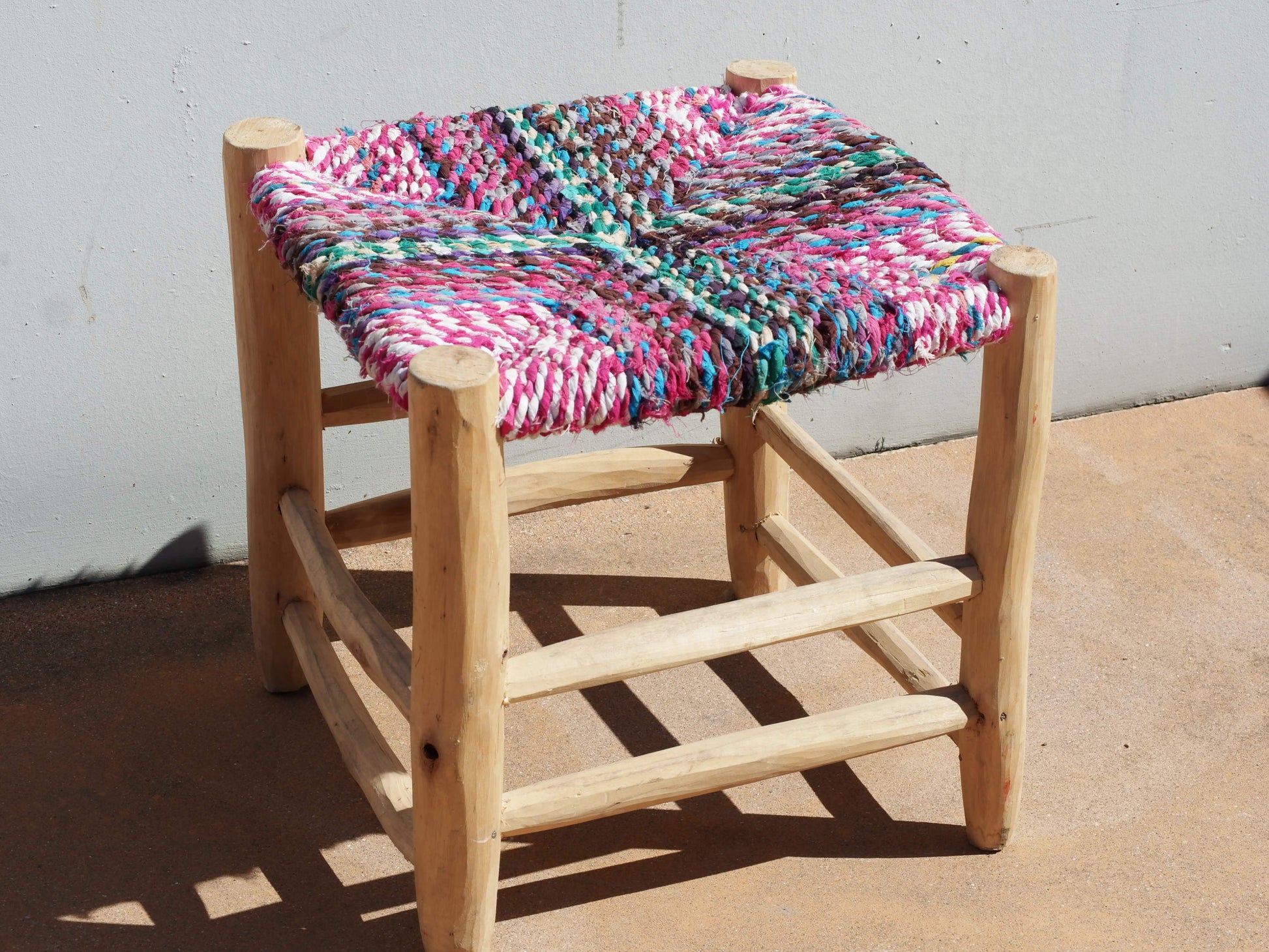 Sedia Intrecciata Marocco. Riciclo del Cotone impiegato per l'esecuzione dei tappeti boucherouite multicolor, Intrecciato su struttura in legno di cedro senza nodi. Prodotto unico ed artigianale al 100%. Dimensioni 40x40xh40cm.  disponibili altri pezzi e misure  per info o ulteriori foto 0039 3338778241 info@etniko.it www.etniko.it ig , fb pinterest etniko by crosato