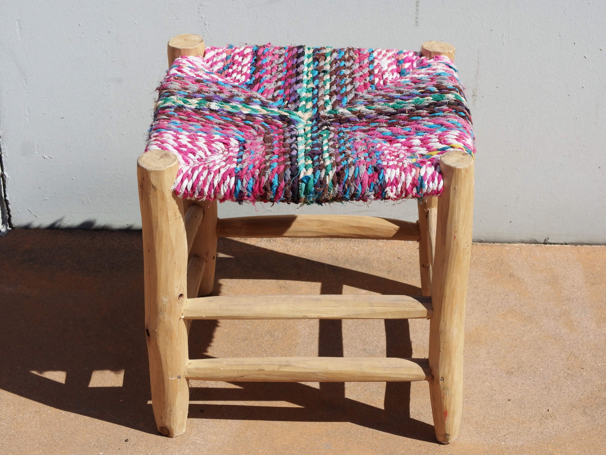 Sedia Intrecciata Marocco. Riciclo del Cotone impiegato per l'esecuzione dei tappeti boucherouite multicolor, Intrecciato su struttura in legno di cedro senza nodi. Prodotto unico ed artigianale al 100%. Dimensioni 40x40xh40cm.  disponibili altri pezzi e misure  per info o ulteriori foto 0039 3338778241 info@etniko.it www.etniko.it ig , fb pinterest etniko by crosato