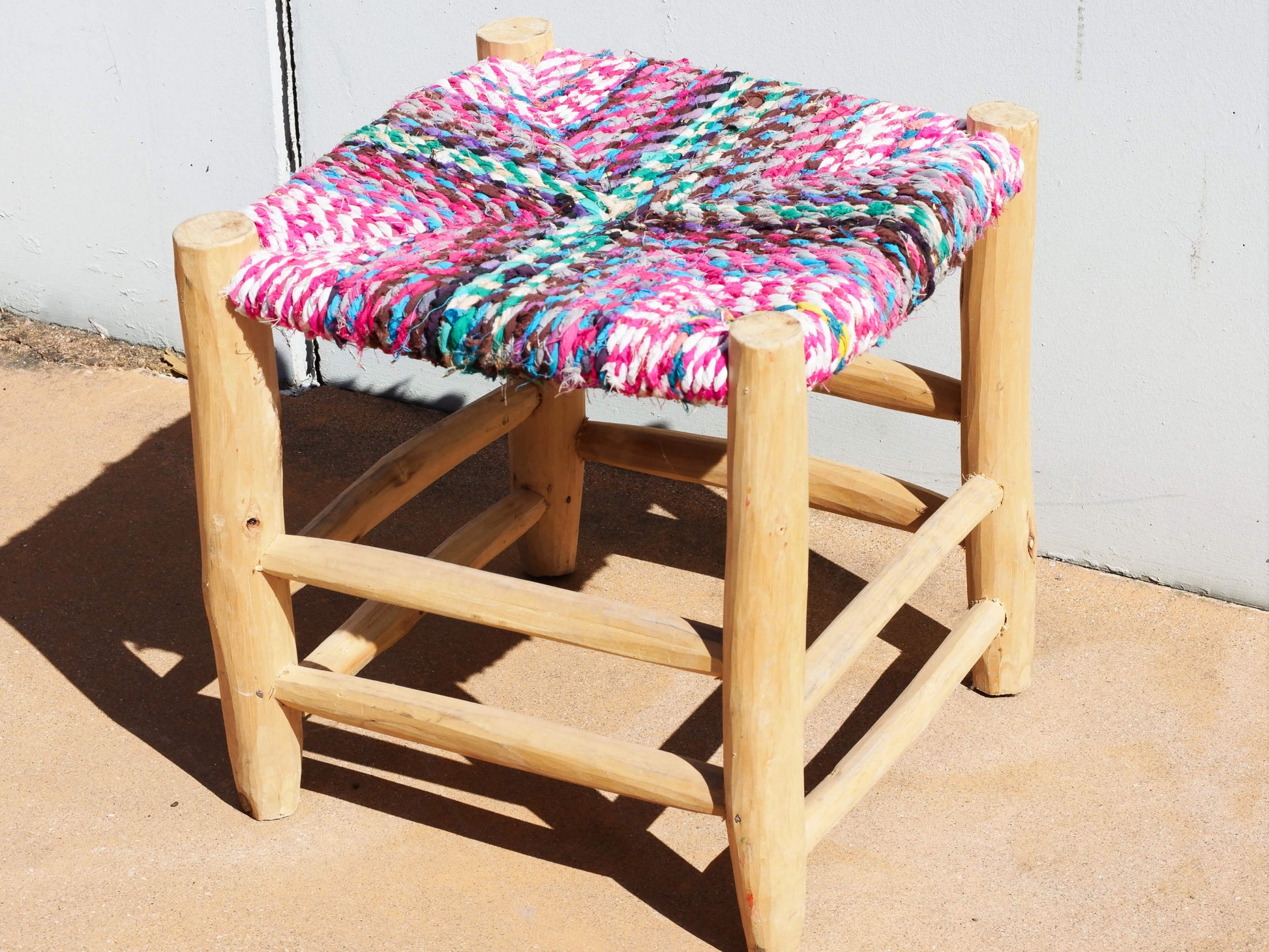 Sedia Intrecciata Marocco. Riciclo del Cotone impiegato per l'esecuzione dei tappeti boucherouite multicolor, Intrecciato su struttura in legno di cedro senza nodi. Prodotto unico ed artigianale al 100%. Dimensioni 40x40xh40cm.  disponibili altri pezzi e misure  per info o ulteriori foto 0039 3338778241 info@etniko.it www.etniko.it ig , fb pinterest etniko by crosato