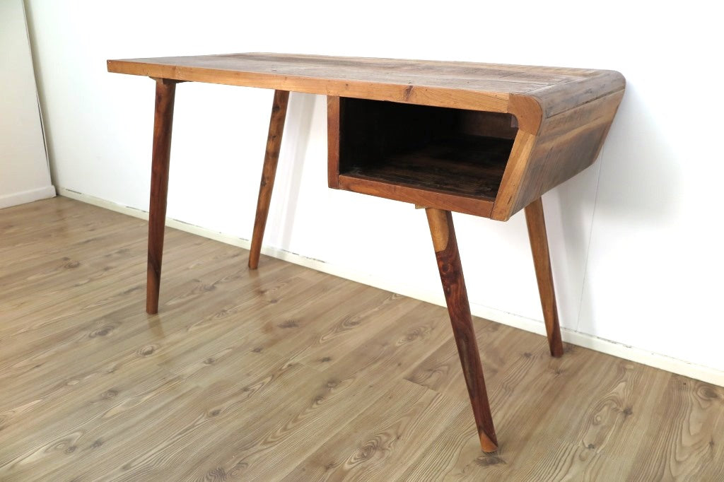 Scrivania Deco' Di Provenienza Indiana In Legno Di Teak Con 1 Foro A Vista. Pezzo Unico. Dimensioni 120x59xh79cm.