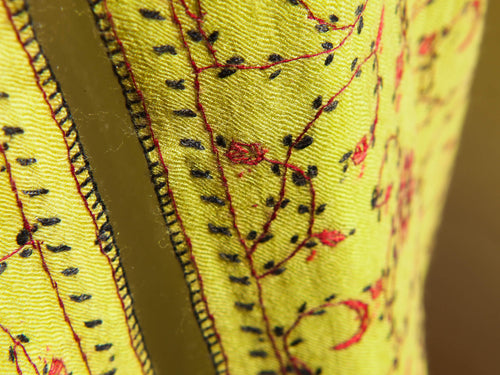 scialle in lana finemente ricamato a mano a tema floreale .  pezzo unico lavorato artigianalmente proveniente dall'india in lana pettinata molto calda e poco pesante .  misure 70x210cm peso 140gr 