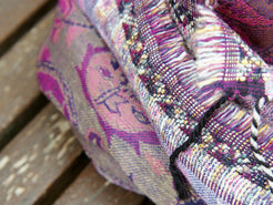 scialle double face in lana ricamata a mano a tema floreale. pezzo unico lavorato artigianalmente. proveniente dall'india in lana pettinata molto calda e poco pesante.   dimensioni 55x200cm