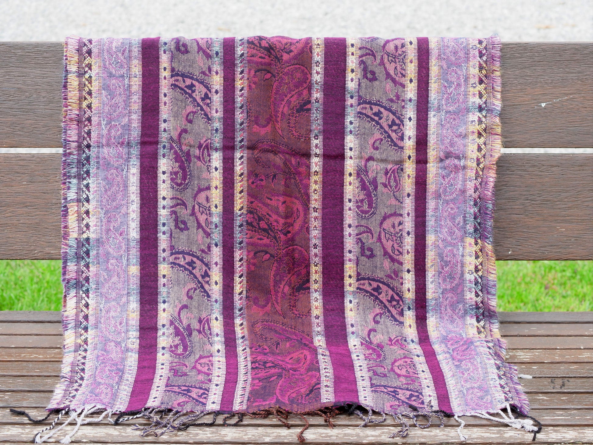 scialle double face in lana ricamata a mano a tema floreale. pezzo unico lavorato artigianalmente. proveniente dall'india in lana pettinata molto calda e poco pesante.   dimensioni 55x200cm
