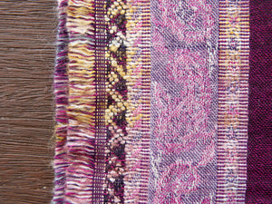 scialle double face in lana ricamata a mano a tema floreale. pezzo unico lavorato artigianalmente. proveniente dall'india in lana pettinata molto calda e poco pesante.   dimensioni 55x200cm